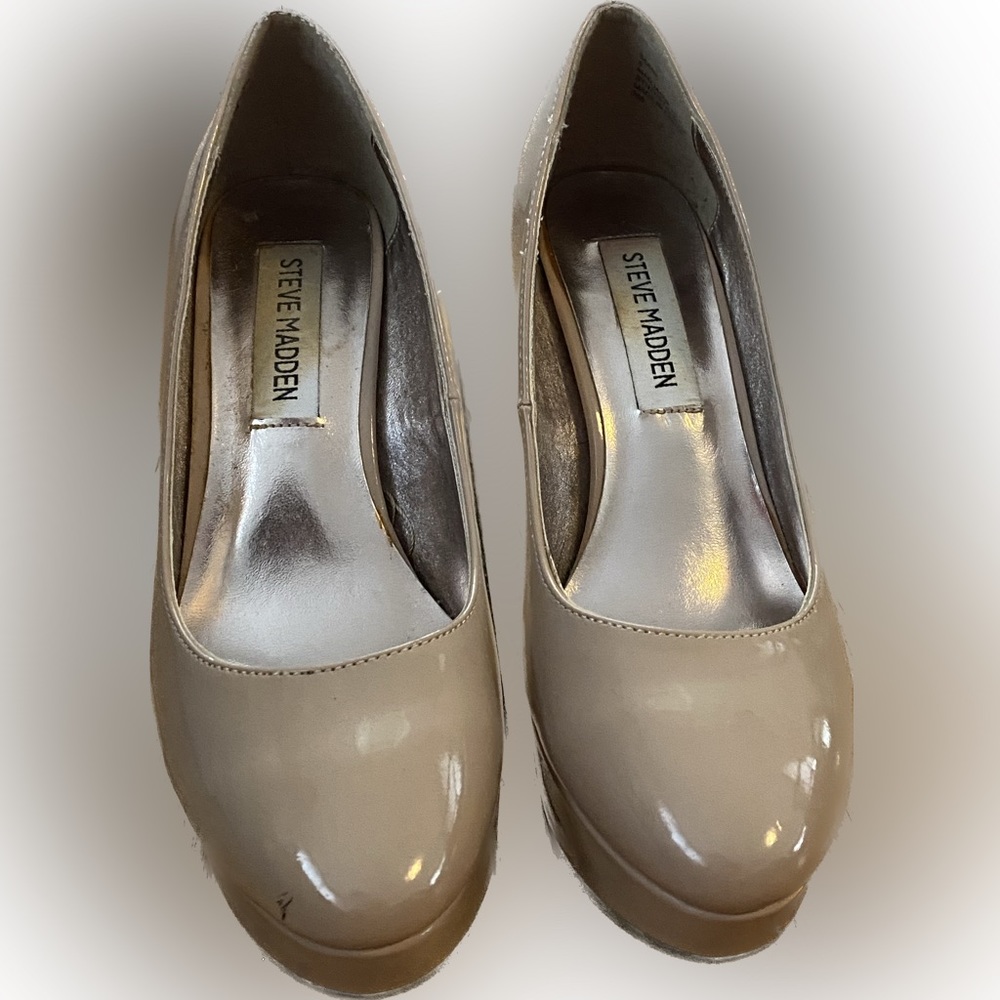 Barely worn Steve Madden Nude color parent leather high heels size 6